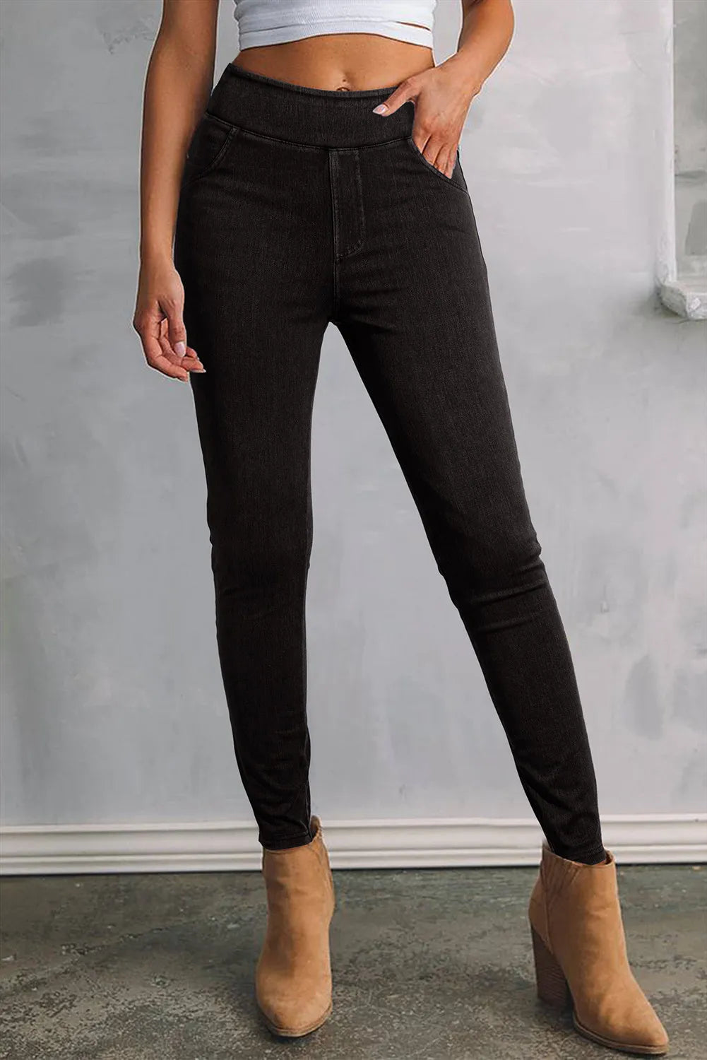 Women's black stretch skinny jeans with fitted legs, classic black denim finish and functional pockets.