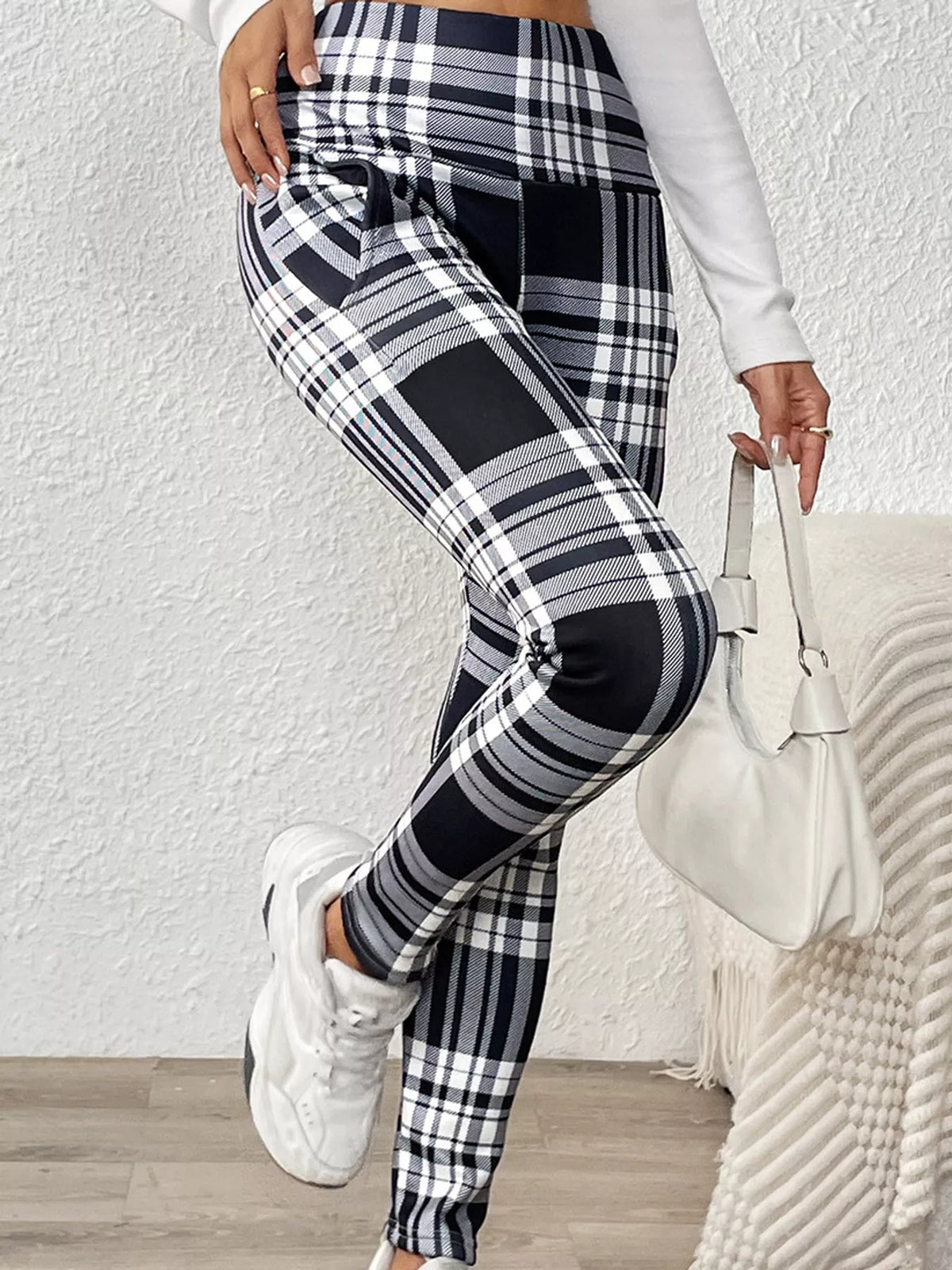 Women's high-waisted plaid slim-fit leggings with fitted silhouette, slight stretch and pockets.