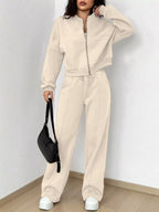 Women's two-piece tracksuit with zip-up jacket, ribbed cuffs, pockets and matching drawstring wide-leg sweatpants.