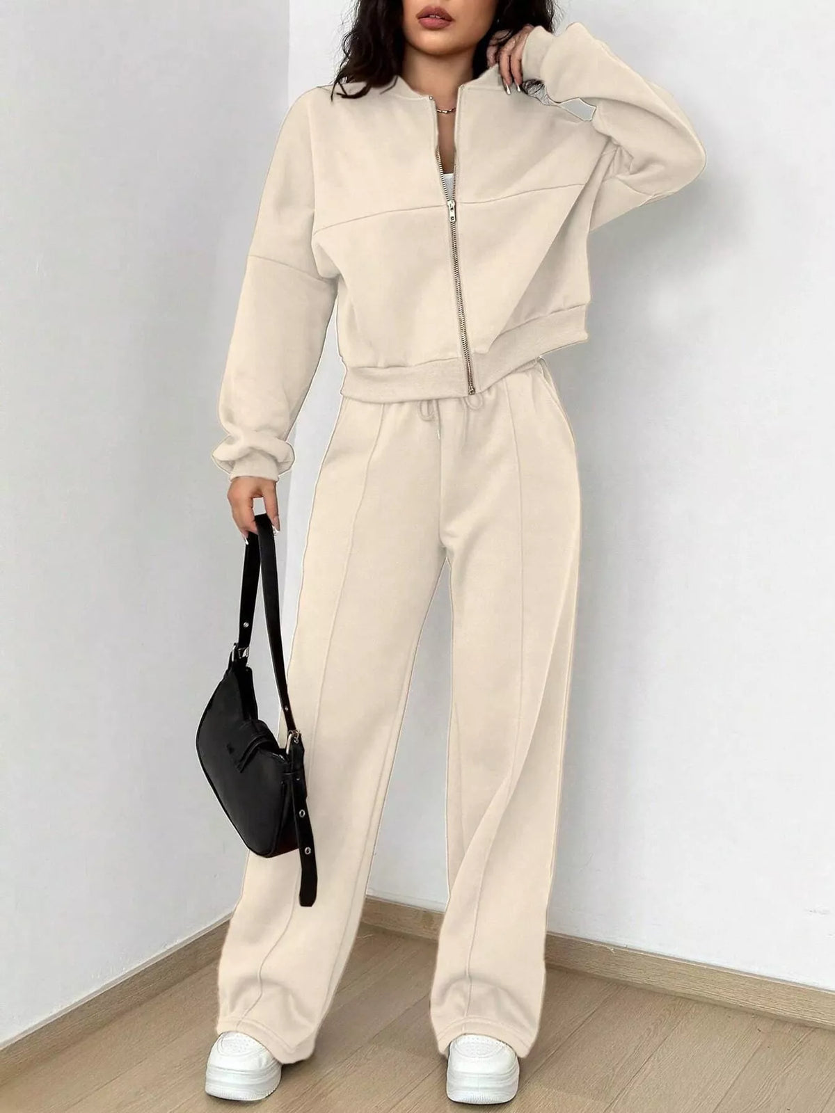 Women's two-piece tracksuit with zip-up jacket, ribbed cuffs, pockets and matching drawstring wide-leg sweatpants.