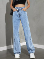Women's high-waisted wide-leg jeans with relaxed denim silhouette, button closure and functional pockets.